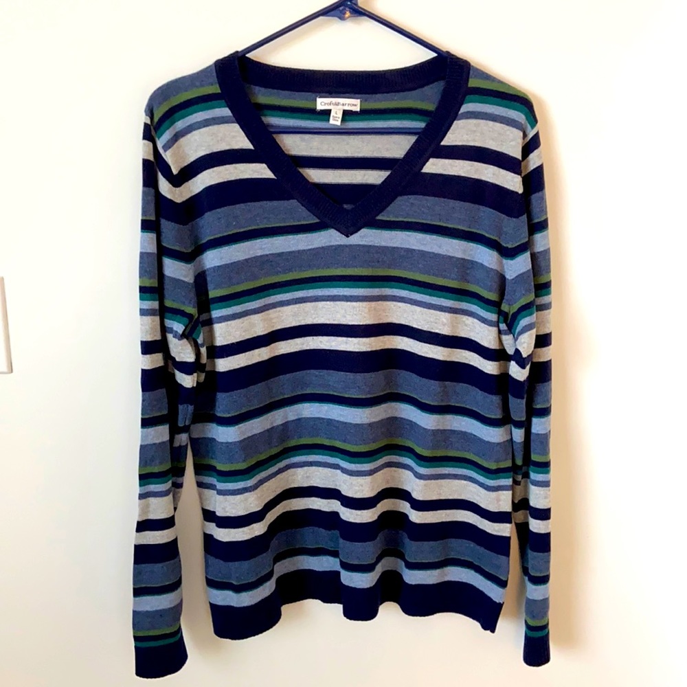 Croft and Barrow V neck. Striped. Large.